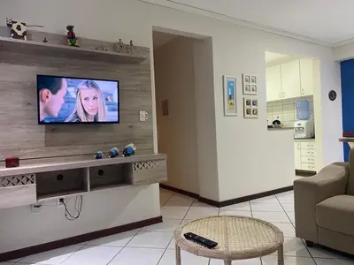 Uma televisão e/ou sistema de entretenimento em B106 - Apartamento de 2 quartos com vista mar
