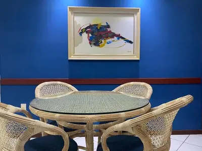 Uma área de estar em B106 - Apartamento de 2 quartos com vista mar