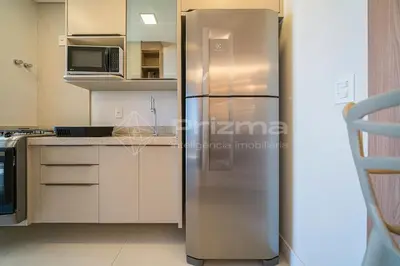 A cozinha ou kitchenette de 402 Bl 02 Waldgarten Bombinhas - 50 m do Mar e Frente Avenida - Condomínio de Alto Padrão - Piscina - Academia - Salão de jogos