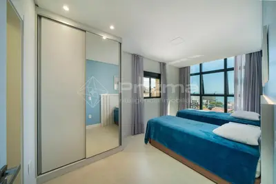 Uma cama ou camas num quarto em 402 Bl 02 Waldgarten Bombinhas - 50 m do Mar e Frente Avenida - Condomínio de Alto Padrão - Piscina - Academia - Salão de jogos