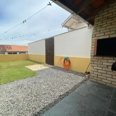B958 - Casa de praia com 3 quartos em Bombinhas SC