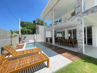 Uma varanda ou terraço em Casa com piscina, diversão e conforto em família