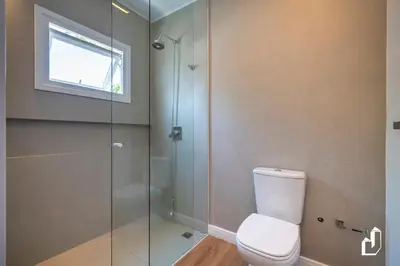 Uma casa de banho em Casa com piscina, diversão e conforto em família