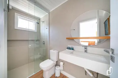 Uma casa de banho em Casa com piscina, diversão e conforto em família