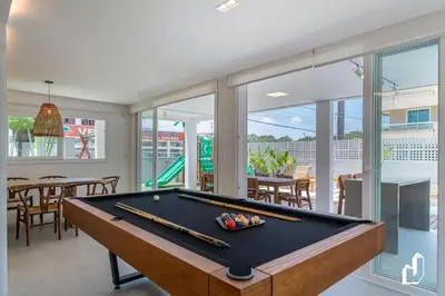 Uma mesa de bilhar em Casa com piscina, diversão e conforto em família