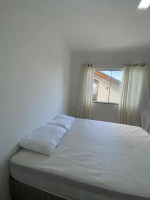 Uma cama ou camas num quarto em Apartamento confortável na praia de Bombas