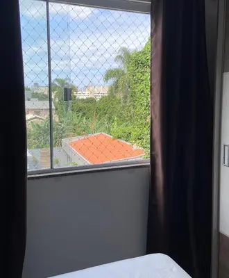Uma cama ou camas num quarto em Apartamento confortável na praia de Bombas