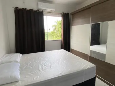 Uma cama ou camas num quarto em Apartamento confortável na praia de Bombas