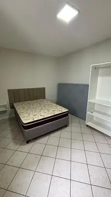 Uma cama ou camas num quarto em Apto com ótima localização, centro de Meia Praia