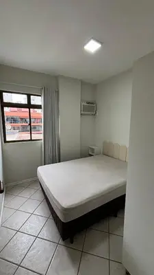 Uma cama ou camas num quarto em Apto com ótima localização, centro de Meia Praia