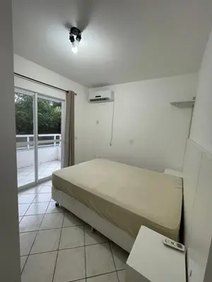 Uma cama ou camas num quarto em Lindo Apto com suíte perto da praia, no centro de Bombinhas