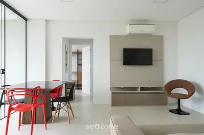 Uma televisão e/ou sistema de entretenimento em Belo apto com churrasqueira 100m da praia BLN0802