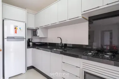 A cozinha ou kitchenette de Belo apto com churrasqueira 100m da praia BLN0802