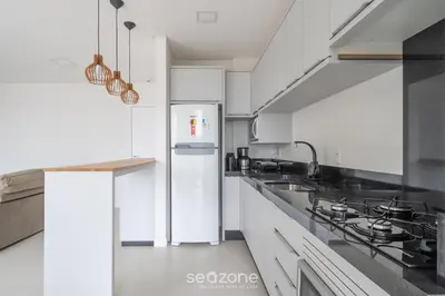 A cozinha ou kitchenette de Belo apto com churrasqueira 100m da praia BLN0802