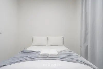 Uma cama ou camas num quarto em Belo apto com churrasqueira 100m da praia BLN0802