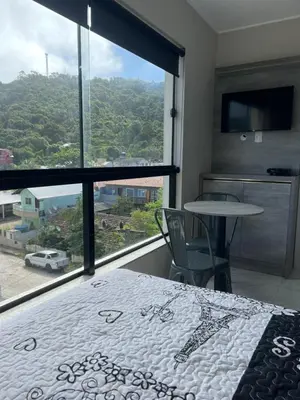 Uma vista geral da montanha ou uma vista da montanha a partir do apartamento