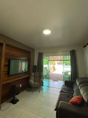 Uma televisão e/ou sistema de entretenimento em Casa praia de Zimbros