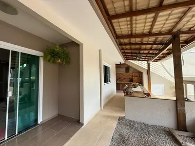 Uma televisão e/ou sistema de entretenimento em Casa praia de Zimbros