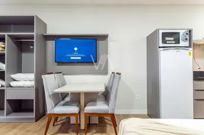 Uma televisão e/ou sistema de entretenimento em 309 Apart Villa Francione com piscina em Bombas