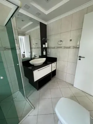Uma casa de banho em Apartamento com 3 suítes a 300 metros da praia