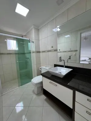Uma casa de banho em Apartamento com 3 suítes a 300 metros da praia