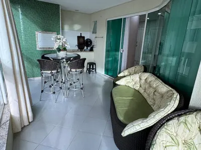 Uma área de estar em Apartamento com 3 suítes a 300 metros da praia
