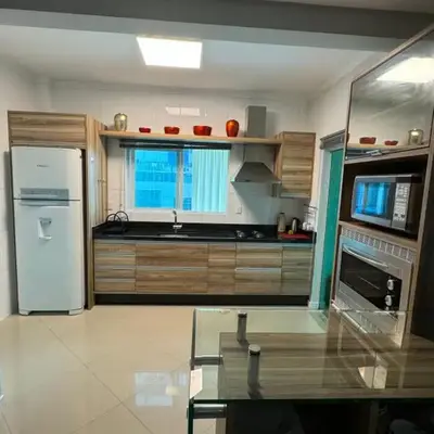 Apartamento com 3 suítes a 300 metros da praia