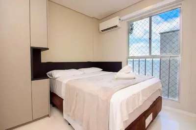 Uma cama ou camas num quarto em Apto Vista Mar na Av. Atlântica, Barra Sul NF1414