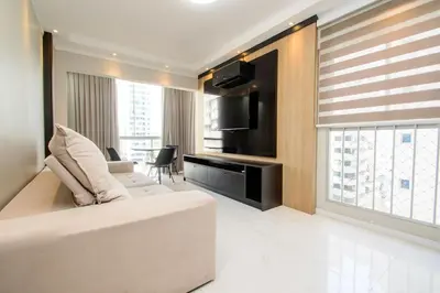 Uma televisão e/ou sistema de entretenimento em Apto Vista Mar na Av. Atlântica, Barra Sul NF1414