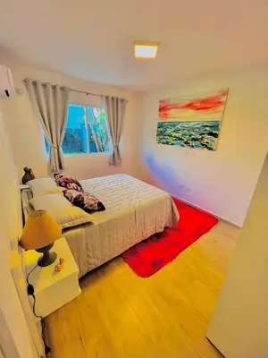 Uma cama ou camas num quarto em Apartamento Beija Flor Bombinhas