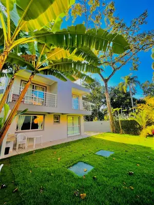 Um jardim no exterior de Apartamento Beija Flor Bombinhas