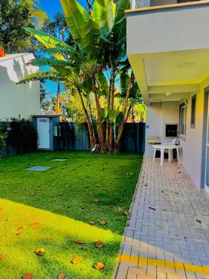 Um jardim no exterior de Apartamento Beija Flor Bombinhas
