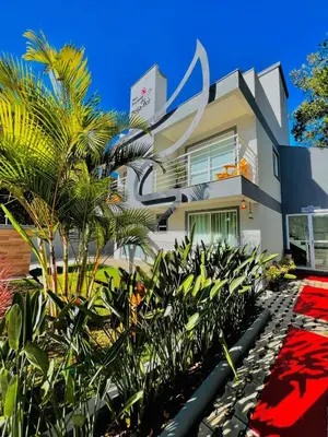 Um jardim no exterior de Apartamento Beija Flor Bombinhas
