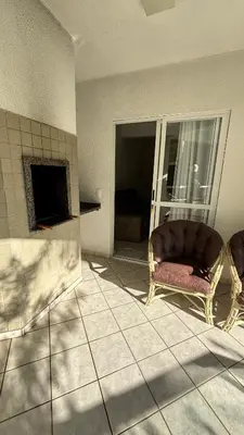 Uma área de estar em Apto em condomínio no centro de Bombinhas, próximo da praia