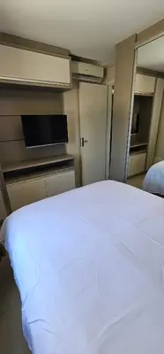 Uma cama ou camas num quarto em Apartamento Finamente Mobiliado - perto da praia