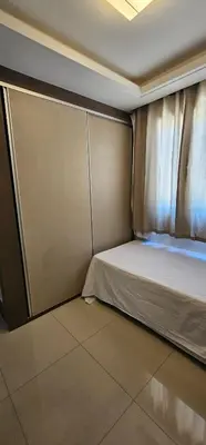 Uma cama ou camas num quarto em Apartamento Finamente Mobiliado - perto da praia