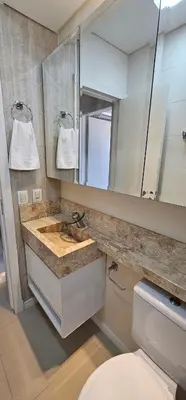 Uma casa de banho em Apartamento Finamente Mobiliado - perto da praia