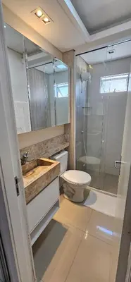 Uma casa de banho em Apartamento Finamente Mobiliado - perto da praia