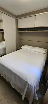 Uma cama ou camas num quarto em Apartamento Finamente Mobiliado - perto da praia