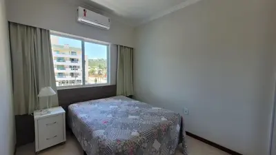 Uma cama ou camas num quarto em B720 - Apartamento 2 quartos em cond. com piscina