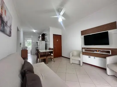 Uma televisão e/ou sistema de entretenimento em B915 - Apartamento 2 quartos em cond. com piscina