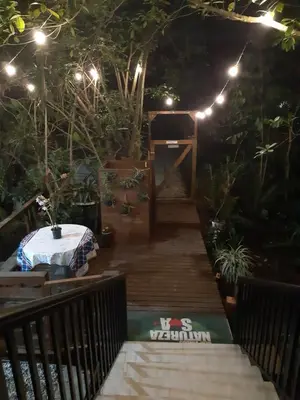 Um jardim no exterior de Stúdio Natureza S/A 1