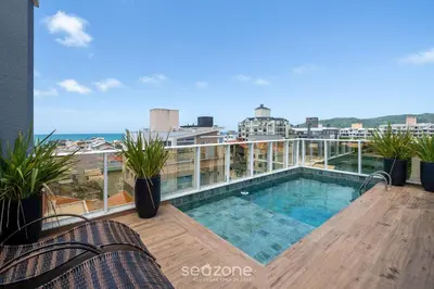 A piscina em ou perto de Apto c/ piscina e churrasqueira Bombinhas RNA0303