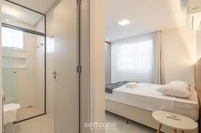 Uma cama ou camas num quarto em Apto c/ piscina e churrasqueira Bombinhas RNA0303