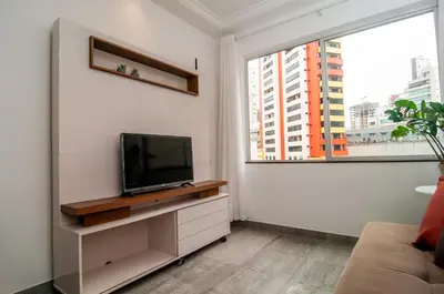 Uma televisão e/ou sistema de entretenimento em Aconchego 150 metros da Praia na Rua 3604 SW3421