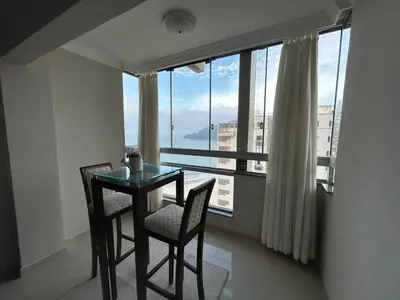 Uma vista geral da montanha ou uma vista da montanha a partir do apartamento