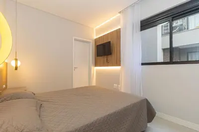 Uma cama ou camas num quarto em 010A - Lindo apartamento 2 dormitórios na praia de Bombas