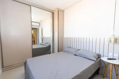 Uma cama ou camas num quarto em 010A - Lindo apartamento 2 dormitórios na praia de Bombas