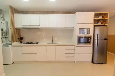 A cozinha ou kitchenette de 010A - Lindo apartamento 2 dormitórios na praia de Bombas
