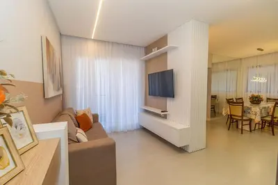 Uma televisão e/ou sistema de entretenimento em 010A - Lindo apartamento 2 dormitórios na praia de Bombas